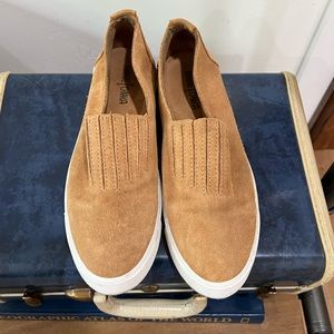 Minnetonka slip-on taupe leather shoes, size 10